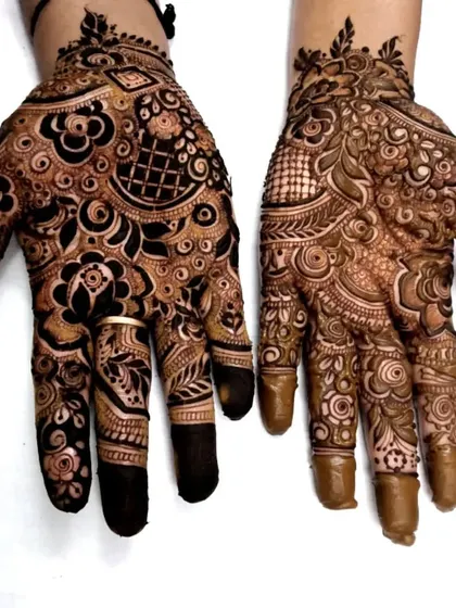A final shot of this design, showcasing the full look on both palms.