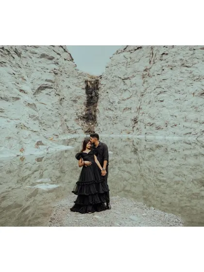 A duplicate of ID 243, this wide shot captures the intimacy of the couple's embrace against the grand scale of the natural landscape.