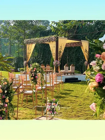 The aisle leading to the contemporary mandap is just as beautiful as the stage itself. The path is lined with floral arrangements, creating a grand entrance for the bride and groom.