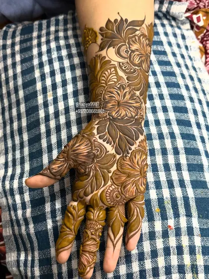 My signature hibiscus flowers are my pehchaan. This design shows how I use bold floral work to create a pattern that is both modern and traditionally rich, perfect for the contemporary bride.