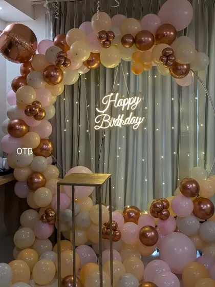 This setup shows how a balloon ring and a simple plinth can transform a room corner into a stylish celebration spot.