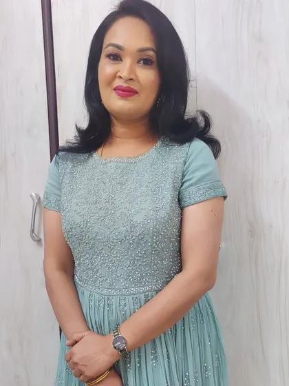 A simple and elegant look for a birthday party. The makeup is soft and polished, with a classic hairstyle that has gentle waves.