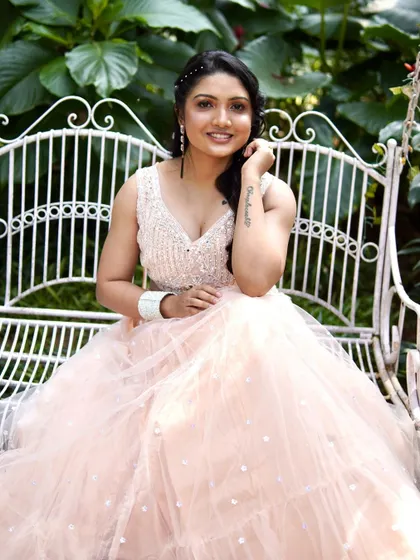 A beautiful portrait in our peach-pink ballgown with a beaded bodice. The soft color and full tulle skirt create a romantic and ethereal look.