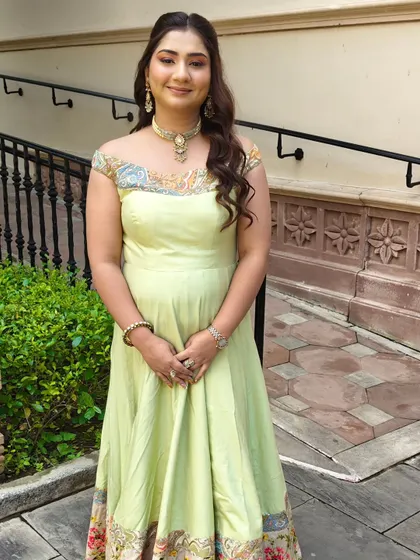 The complete look for this guest at ITC Grand Bharat. The fresh makeup was perfect for a day wedding.