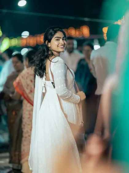 A duplicate of the smiling fair shot.