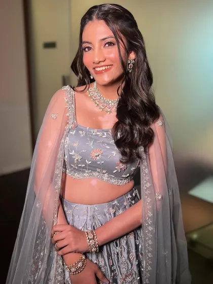 Aayushi's smile lights up the room. The soft glam makeup look is perfect for her.
