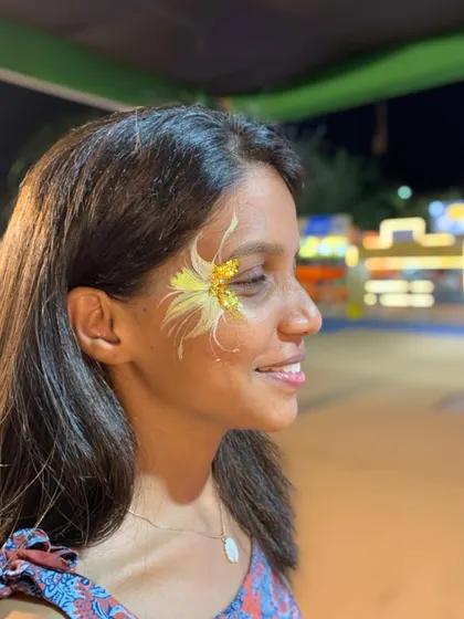 A delicate yellow floral design with gold glitter, one of our most requested looks.