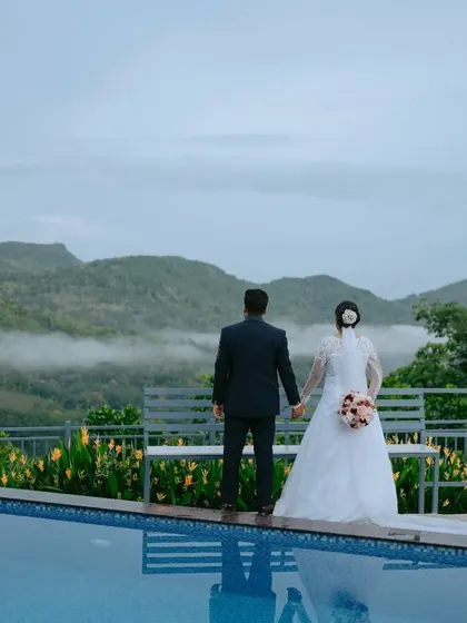 A breathtaking backdrop for a new beginning. I love using scenic locations to create epic, romantic portraits that feel as grand as the love you share.