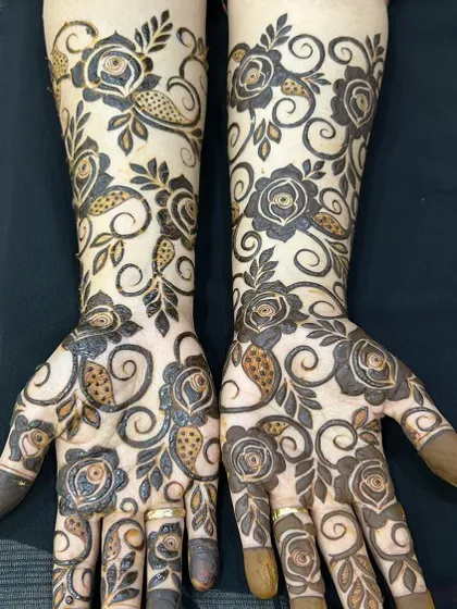 A stunning Dubai-style design with bold, dark roses and delicate vines. The contrast is absolutely beautiful.