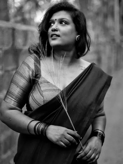 A wild flower with a vintage soul. A moment captured in a beautiful handloom saree, feeling connected to my roots. This is the feeling I hope to give every client.