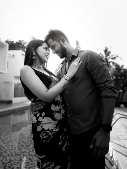 A relaxed and intimate black and white portrait by the pool. This candid moment feels personal and real, highlighting the couple's comfortable connection.