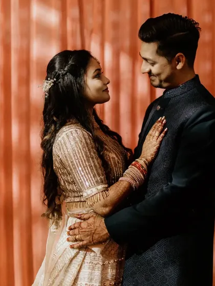 A loving gaze. The couple looks at each other with so much affection and happiness in their eyes. These are the moments that truly define a love story.