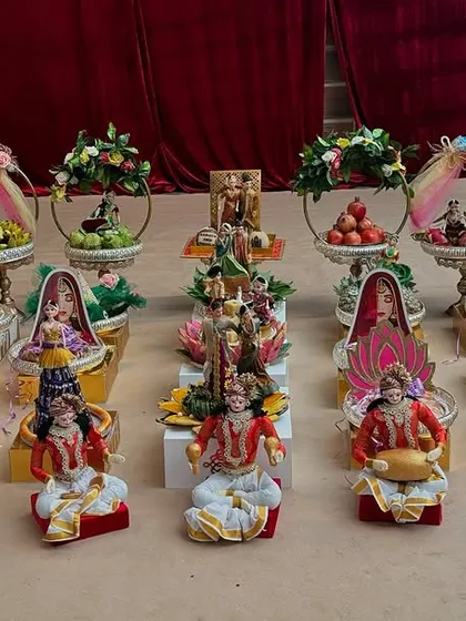 A full view of a platter setup featuring musician dolls and other traditional figures.