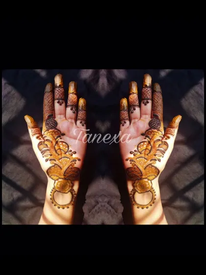 This image shows the beautiful stain from an Arabic design created by one of my students. The bold patterns of Arabic mehndi result in a very striking and dark stain.