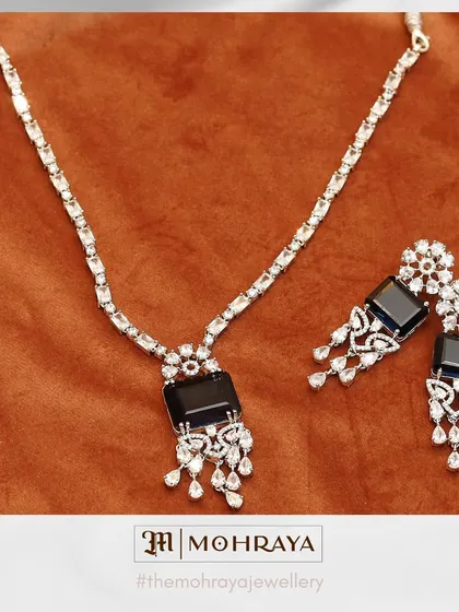 An elegant necklace set featuring black stones and sparkling diamonds. This is a sophisticated choice for an evening gala or cocktail party.