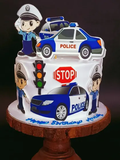 A police-themed cake for a little one who dreams of being a hero, complete with police cars and traffic lights.