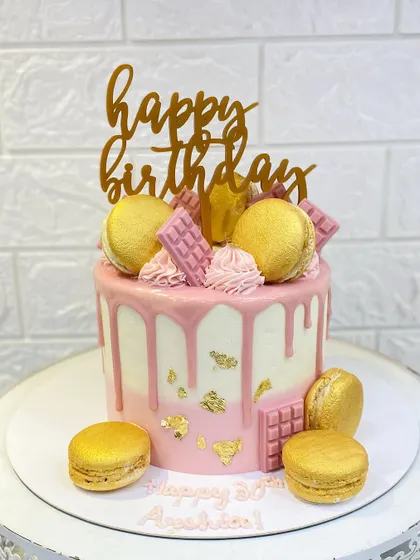 I love creating elegant centerpiece cakes like this one. This pink drip cake with gold leaf accents and handcrafted macarons is perfect for a special birthday. Every detail is made with care to make your celebration unforgettable.