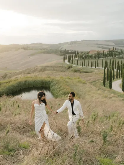 Leading the way through the golden fields of the Italian countryside. We focus on movement and connection, resulting in pre-wedding photos that feel alive and full of narrative.
