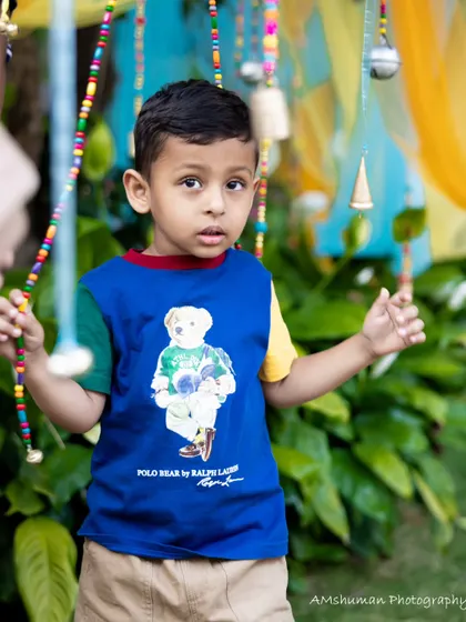 A young guest is fascinated by the hanging bells, a simple yet effective way to create an interactive and sensory experience that delights children.