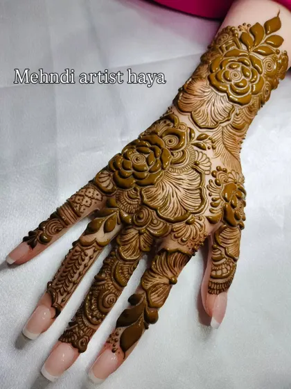 This angle shows the 3D effect of the bold rose motifs. I teach how to apply henna thickly and precisely to achieve this raised, sculptural look that is very popular in modern bridal designs.