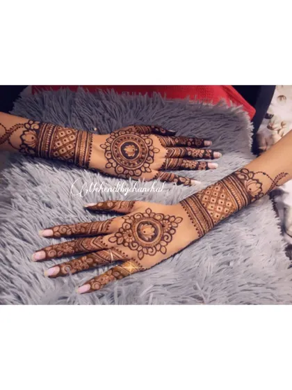 A classic mandala design on both hands, a timeless and elegant choice for any festival.