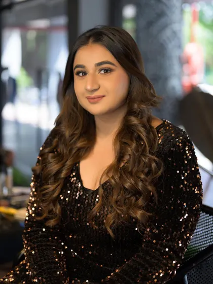 This is the final look from one of my masterclasses. It’s a versatile soft glam with beautiful wavy hair, perfect for any party or special occasion, and a look you can learn in my personal classes.