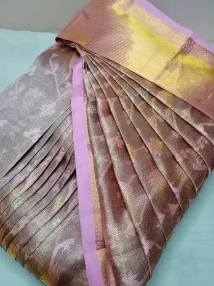 A beautiful lavender-toned saree, pleated and ready to wear. My service helps you drape your sarees like a pro in less than five minutes.