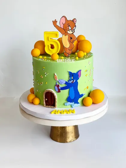 A classic theme that never gets old: Tom and Jerry! This was my first time making a cake with these iconic characters, and it was so much fun. This is a 2kg eggless chocolate truffle cake.