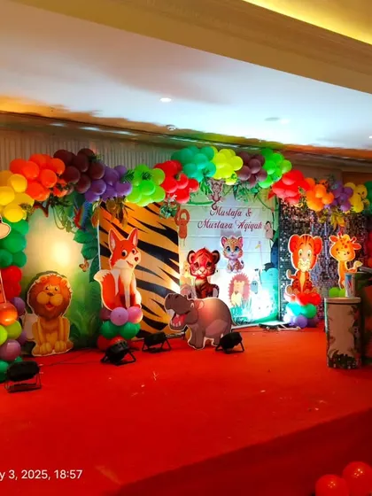 The jungle theme stage with marquee letters, perfect for photo opportunities.