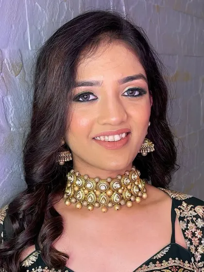 A simple gold-toned choker with kundan work, worn by a client. This is a great example of a versatile piece you can rent that pairs well with almost any traditional Indian outfit.