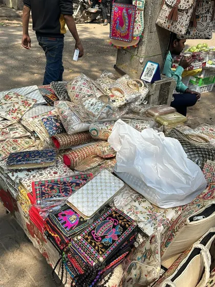 A little behind the scenes look at me hunting for unique embroidered bags in a Delhi street market. I search these hidden spots to find beautiful items at a much better harga than in big shops.
