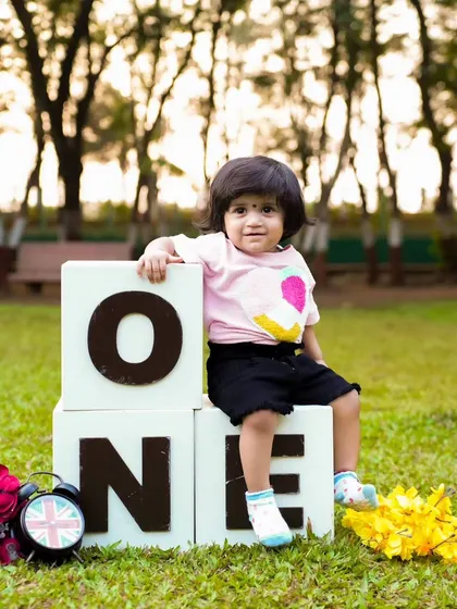 A simple and sweet outdoor first birthday portrait. Using large 'ONE' blocks, we can create a beautiful memory in a natural park setting.
