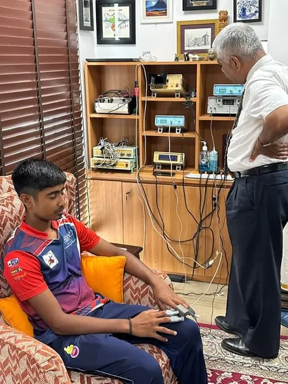 We believe in a scientific approach to cricket. Here, one of our young players undergoes a Quick Sports Fitness Scan at the SUMONA Institute, measuring key performance indicators like heart rate and stress response. This data-driven method is a core part of our holistic development program.