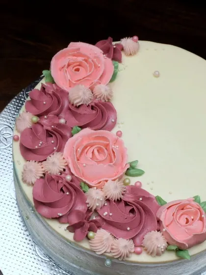 A top-down view of the 50th birthday cake, highlighting the detailed buttercream roses. I used different shades of pink to create depth and a realistic floral look.