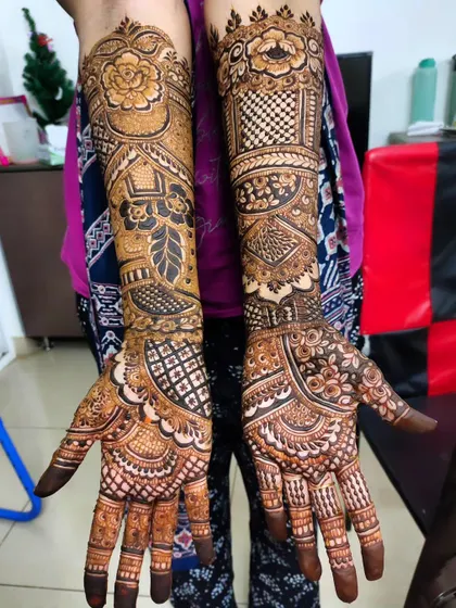 This design features a beautiful mix of bold lines and delicate, fine-line work, creating a balanced and intricate look.