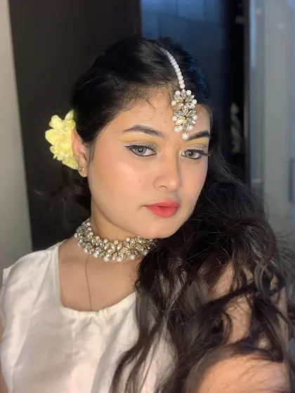 A final shot of this angelic, white-and-yellow themed look.