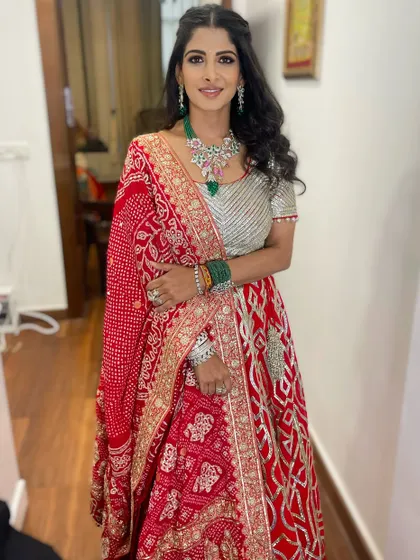 For this beautiful client attending a Bhajan Sandhya, I created a soft and warm sunset eye look. It perfectly complements her traditional red lehenga, creating a radiant and festive glow.