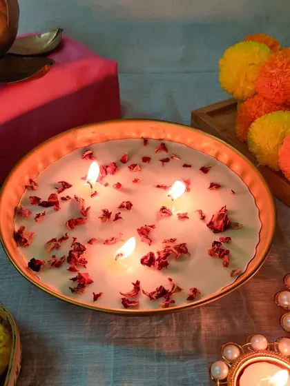 The perfect gift to give your friends and family. This multi-wick rose petal candle is both beautiful and long-lasting.