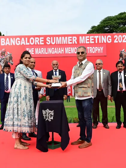 Mrs. K. Sindhuri Murthy presents The Marilingaiah Memorial Trophy to the owners of Divine Star.