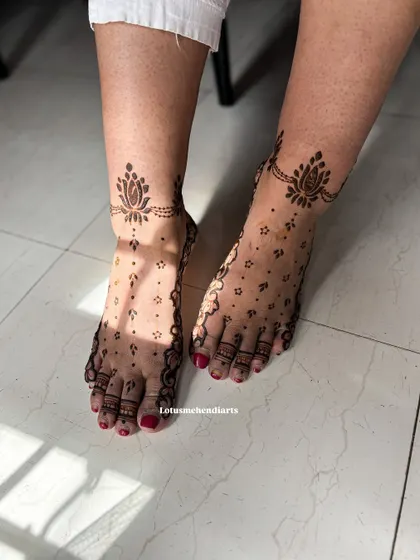 Another view of the delicate anklet-style foot mehendi, perfect for any elegant occasion.