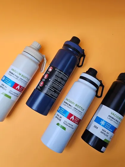 For athletes or gym-goers, I offer this large 850ml sports vacuum bottle. It has a strong body, a convenient holder, and an internal strainer for loose-leaf tea.