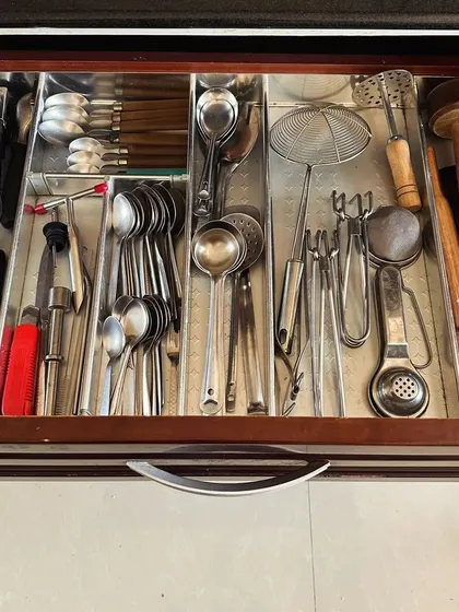 From cutlery to plates to spice boxes, every drawer in the kitchen can be perfectly organized. This makes finding what you need effortless and keeps your kitchen tidy.