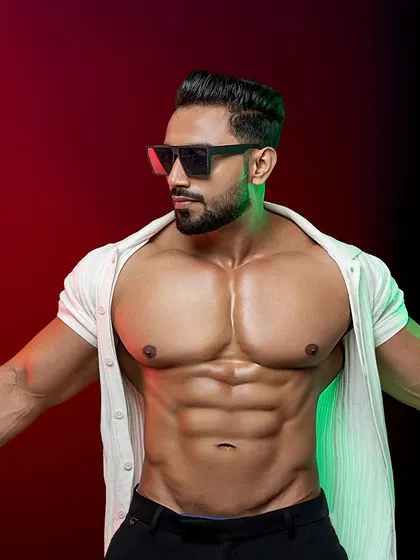 Close up on the physique. It's all about the details.