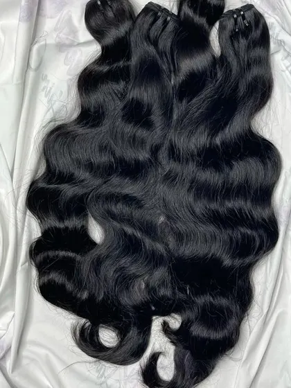 The foundation of any luxury service is the quality of the materials. I work exclusively with 100% human hair, and in my training, I teach you how to identify, handle, and style premium hair like these natural wavy wefts.