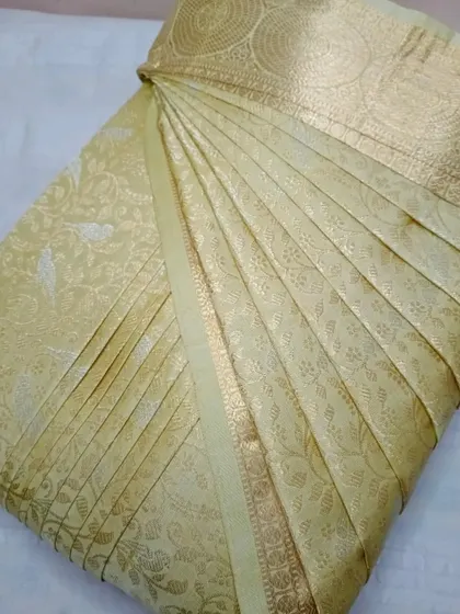 This cream-colored saree with a gold border is a picture of elegance. The pre-set pleats ensure it drapes perfectly every time.