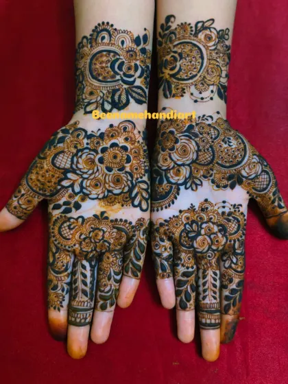 A lovely Arabic floral design. The patterns are bold and beautiful, perfect for someone who wants a statement mehandi.