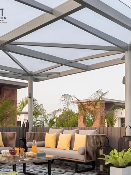 For this rooftop lounge, we designed a custom cantilevered pergola with a lightweight frame. The structure provides essential shade for the seating area, transforming an exposed terrace into a stylish and functional space for relaxation.