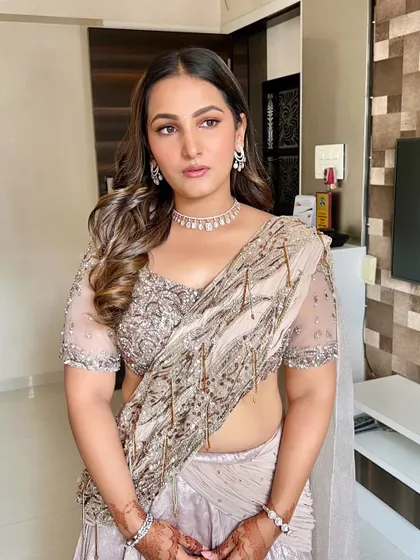 This look proves that glam can also be soft and minimal. The focus is on flawless skin and gentle definition, letting the stunning outfit and jewellery shine.