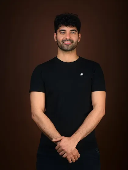 A welcoming and friendly headshot for an aspiring actor. This clean and simple look is perfect for commercial castings, showing a likeable and approachable personality.