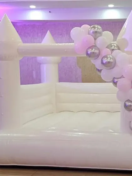 For a clean and modern look, we offer this all-white bouncy castle. It serves as a blank canvas that can be customized with balloon garlands to match any party's color scheme.